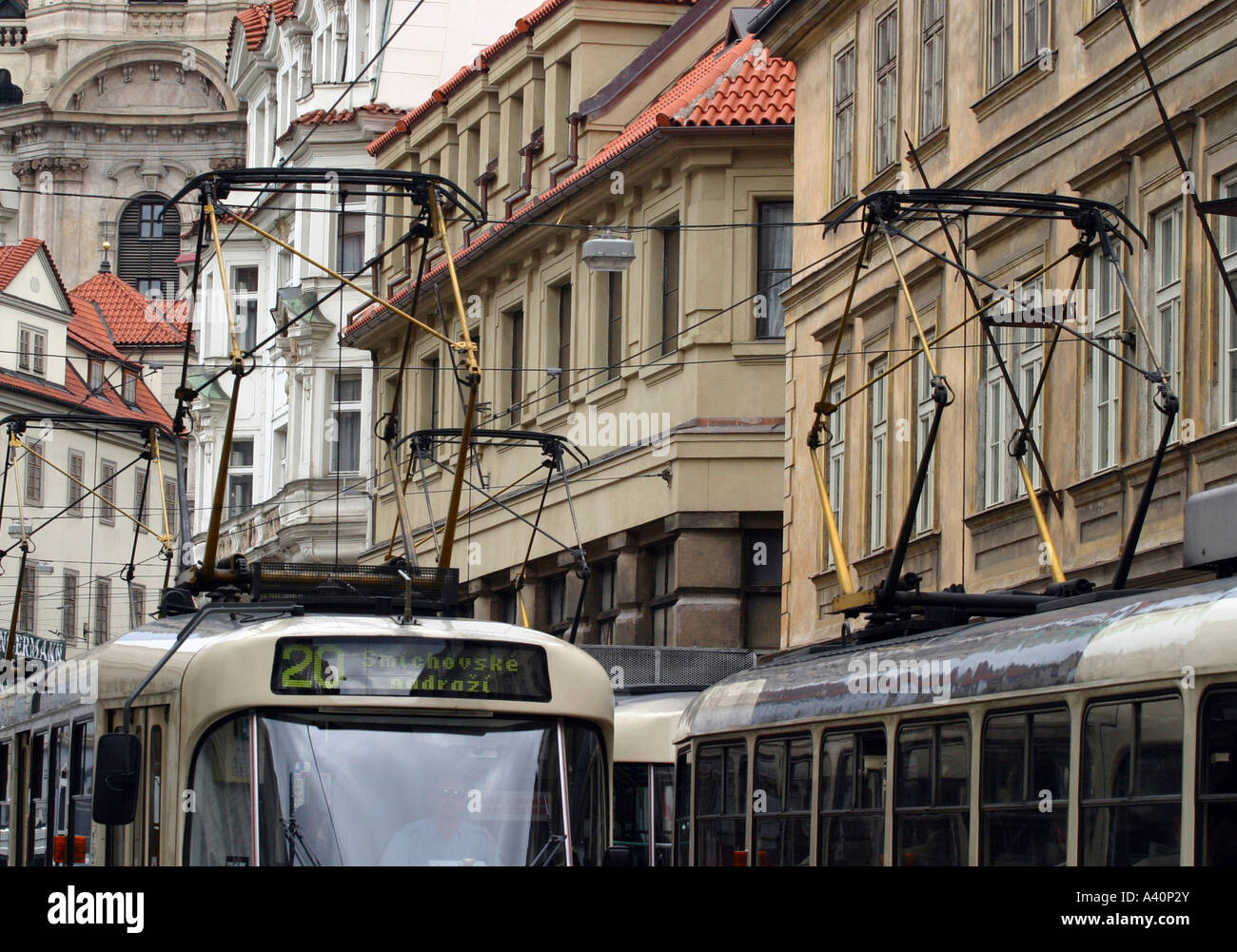 Elektrische Straßenbahnen gegen Altbauten in kleinen Viertel von Prag, Tschechien Stockfoto