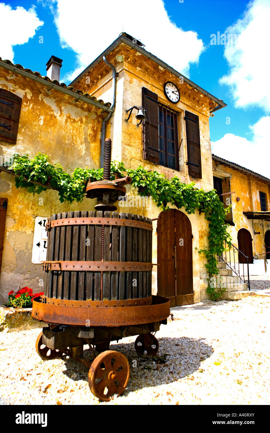 Alten Wein drücken am Chateau la Tour de von Bordeaux, Frankreich Stockfoto