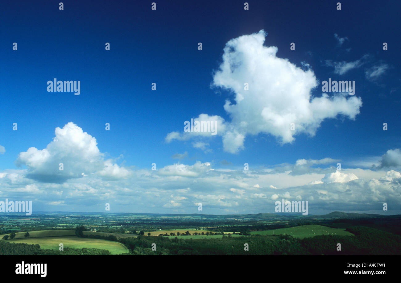 Shropshire-Landschaft auf der Suche nach Shrewsbury von Pontesford Hügel im Frühjahr mit blauem Himmel, Sonnenschein und weiße Wolken England GB UK Stockfoto