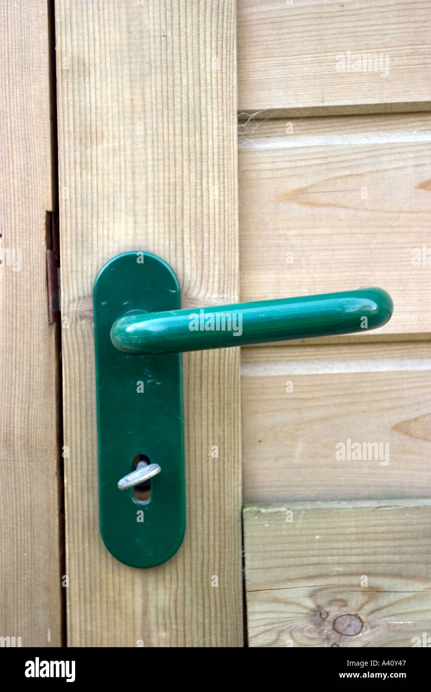 Kunststoff-Griff in eine Holztür Garten Hütte Stockfoto