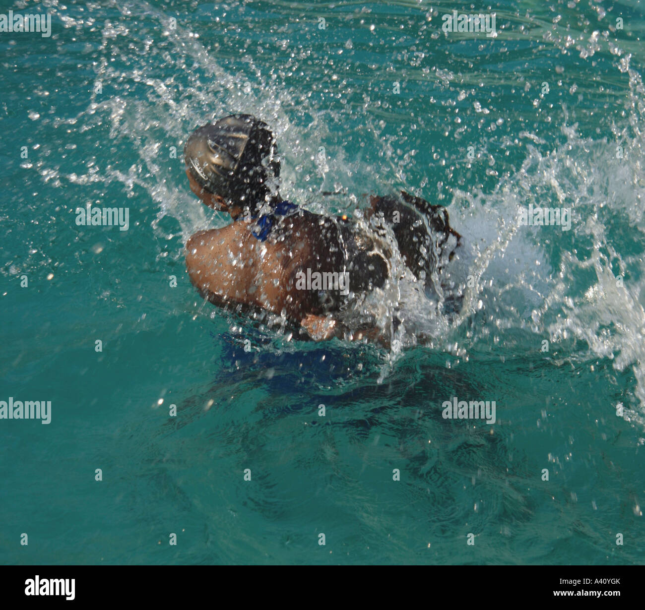 Mädchen springt splashingly in Wasser, BBW Stockfoto