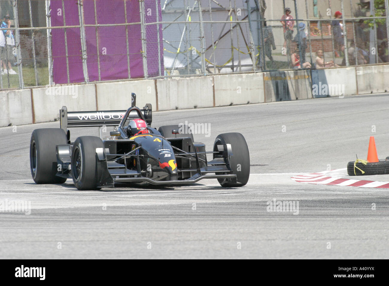 schwarze racing Auto beschleunigt um Kurve während der Rennen Stockfoto