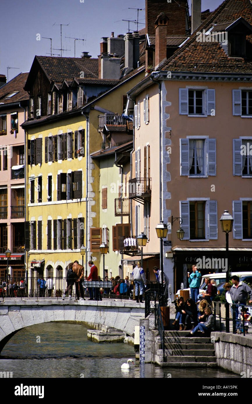 Straßenszene neben Fluss Annecy Frankreich Stockfoto