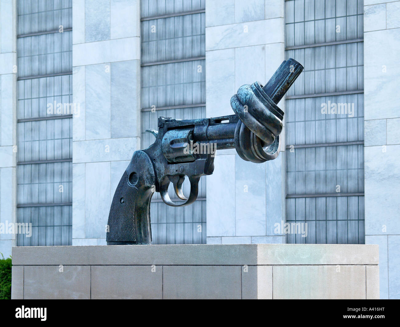 Die Skulptur Non-Violence, auch bekannt als die Knüpfpistole, von Carl Fredrik Reuterswärd. Hauptsitz der Vereinten Nationen, Manhattan, New York, USA Stockfoto