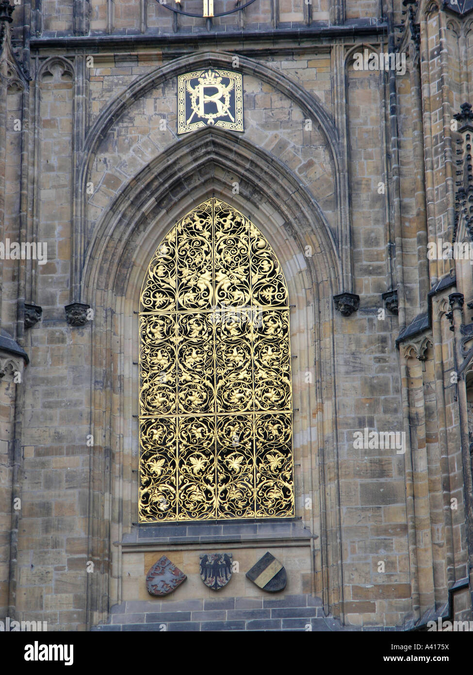 Goldene Leinwand auf der Main Tower der St Vitus Cathedral in der Hradschin Burg Mala Strana Prag Tschechische Republik Europa EU Stockfoto