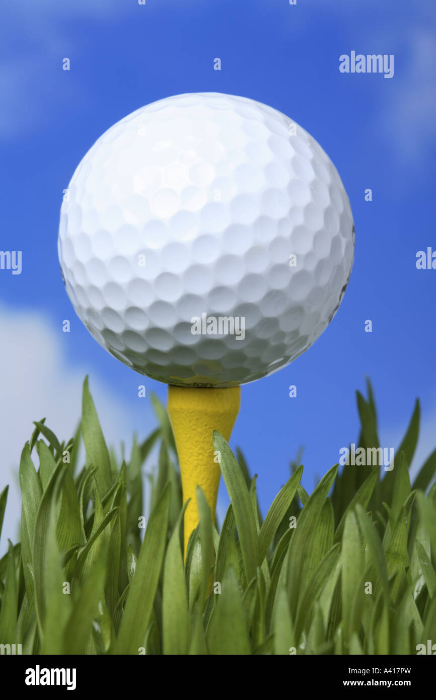 Golfball auf Tee Gras mit blauem Himmel Stockfoto