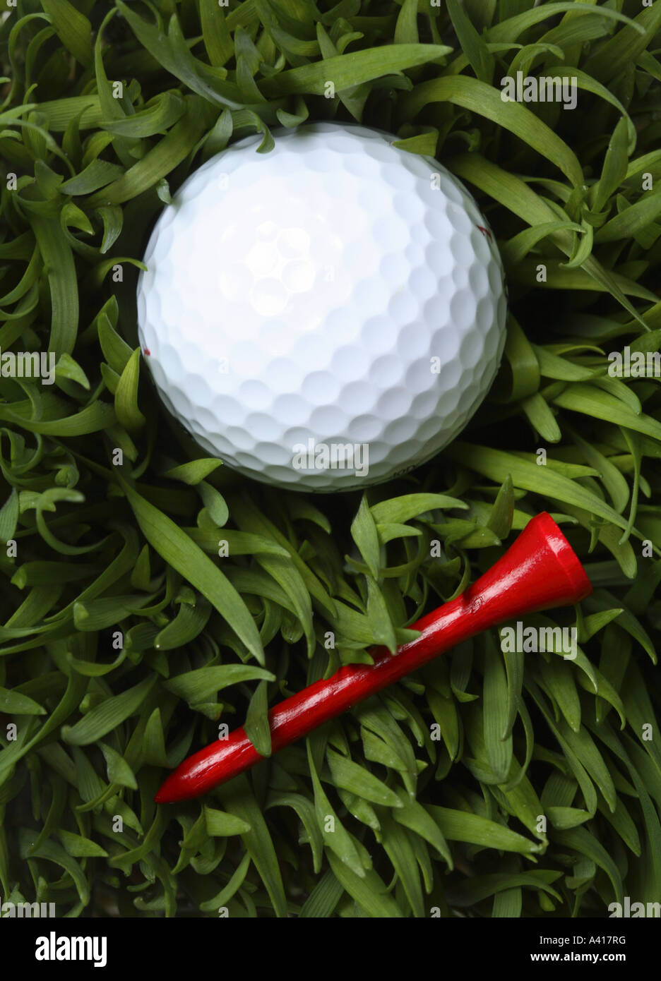 Golfball und Tee Stockfoto