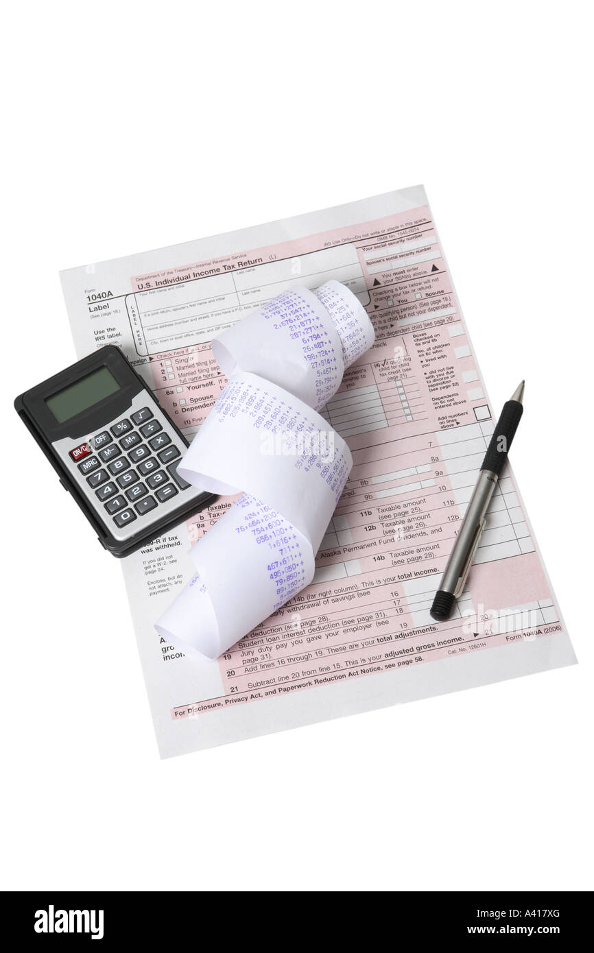 Steuer-Vorbereitung auf weißem Hintergrund ausschneiden Stockfoto