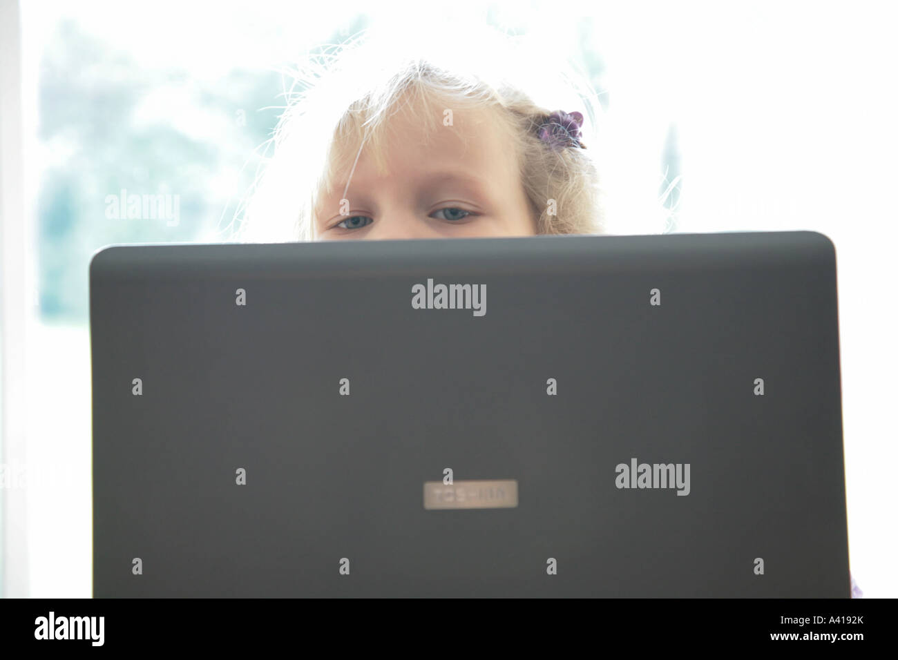 junge Mädchen heimlich mit Laptop-computer Stockfoto