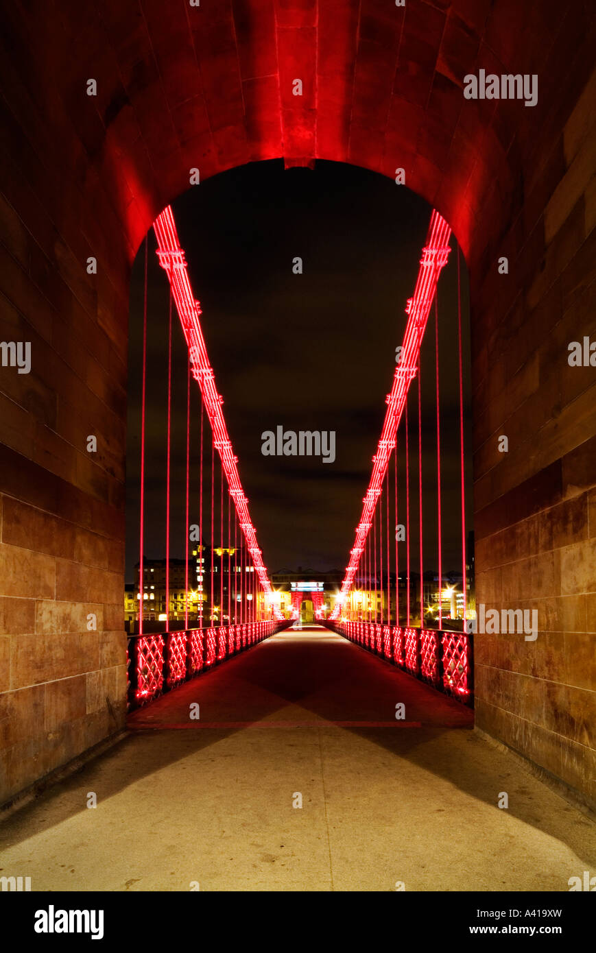 Die St Andrews Hängebrücke in Glasgow in der Nacht Stockfoto
