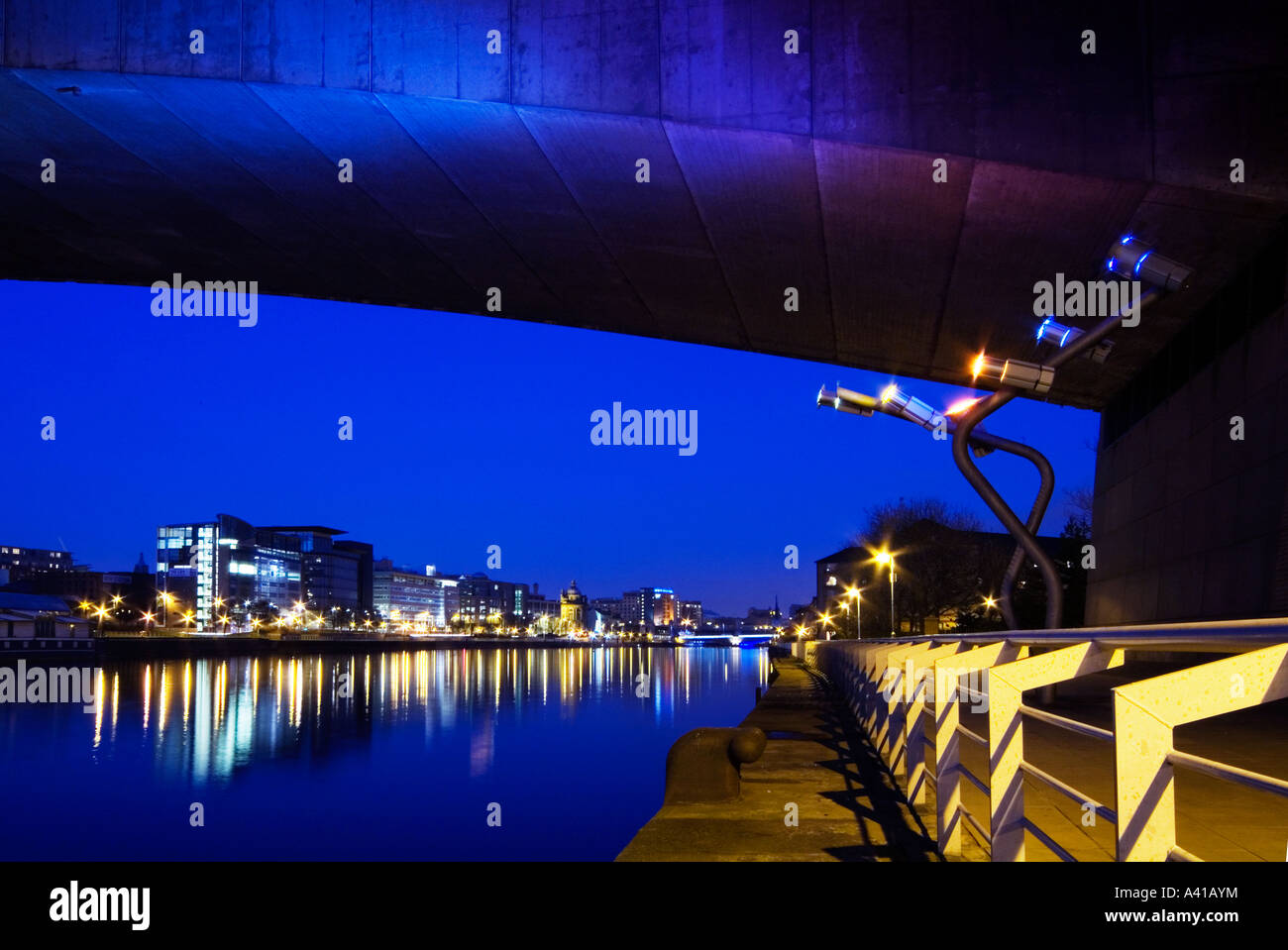 Eine Ansicht von Glasgow bei Nacht aus unter der Brücke von Kingston Stockfoto