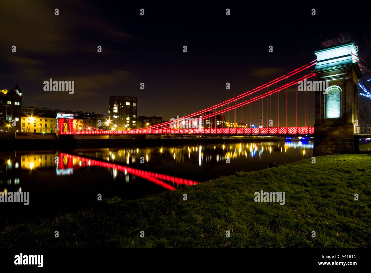 Die St Andrews Hängebrücke in Glasgow in der Nacht Stockfoto