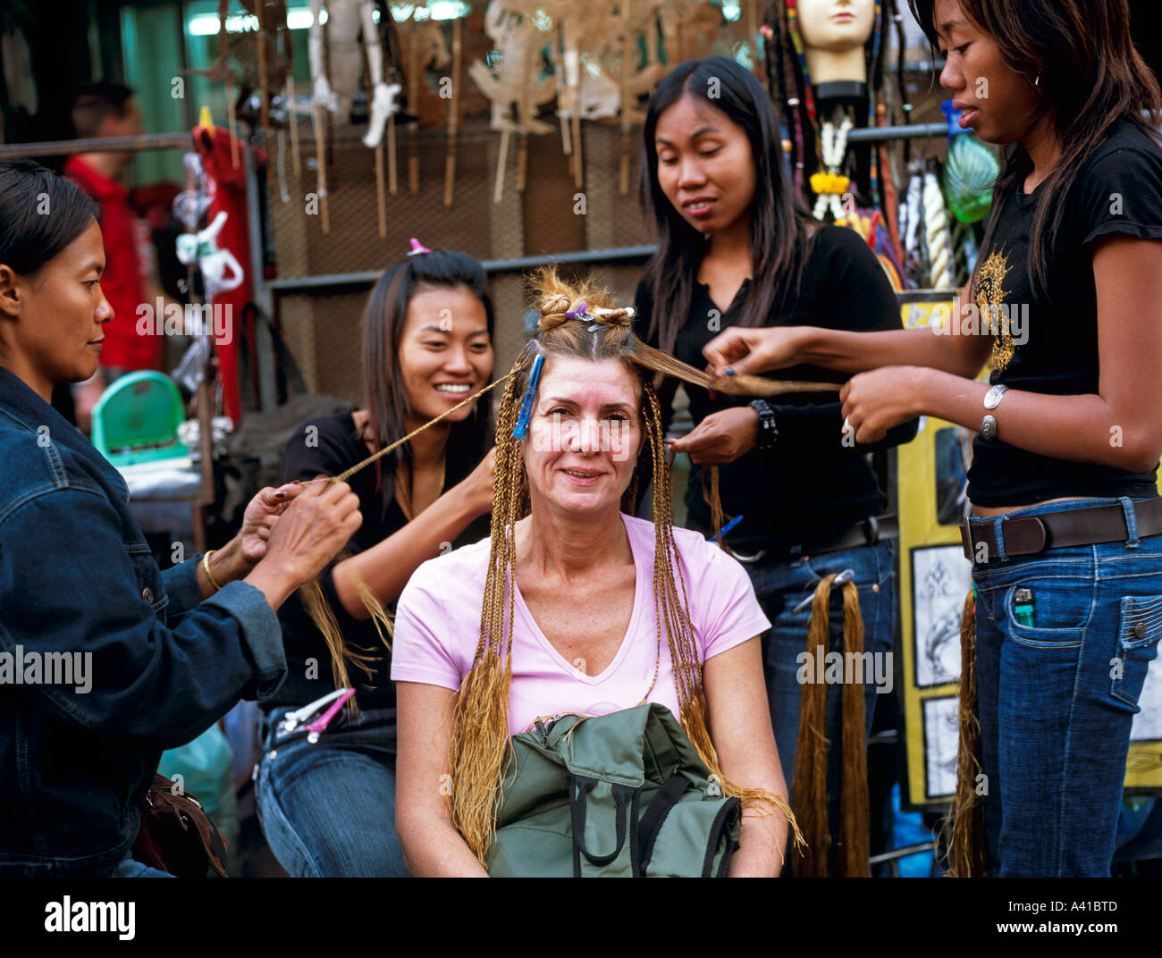 Tourist-Haare flechten Khao San Road Bangkok Thailand Süd-Ost-Asien Stockfoto