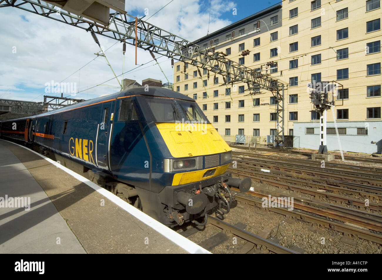 Die R2427A Stockente trainieren Flying Scotsman trainieren zu GNER an Glasgow Central Station gehören. Stockfoto