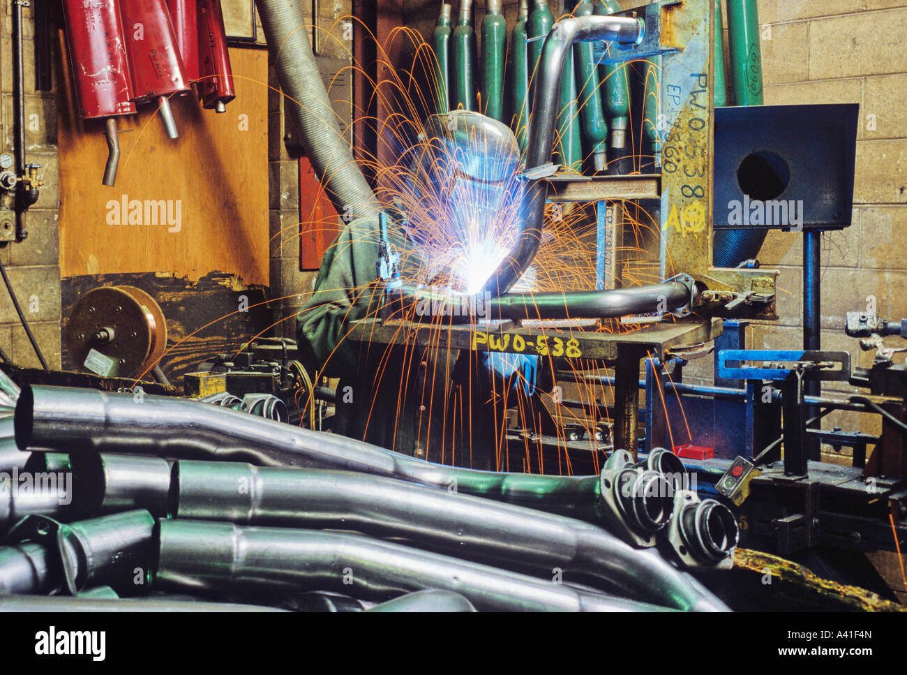 Schweißen des Auspuffrohrs in der Automobilherstellung Stockfoto