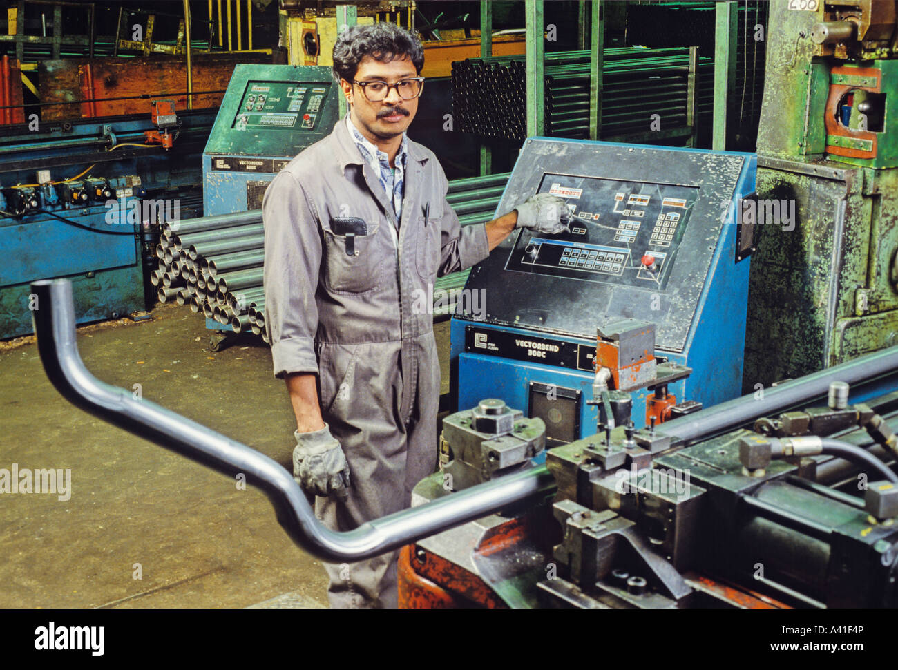 Kfz-Fertigung biegende Auspuffrohre Stockfoto