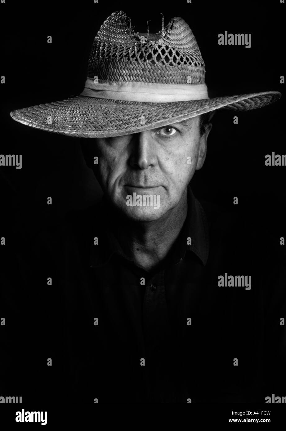 Schwarz weiß Portrait eines Mannes in einem Stroh Anglerhut oder Stroh Bauern Hut oder Stroh Dienstprogramm hat es s ein Mann mit Hut Stockfoto