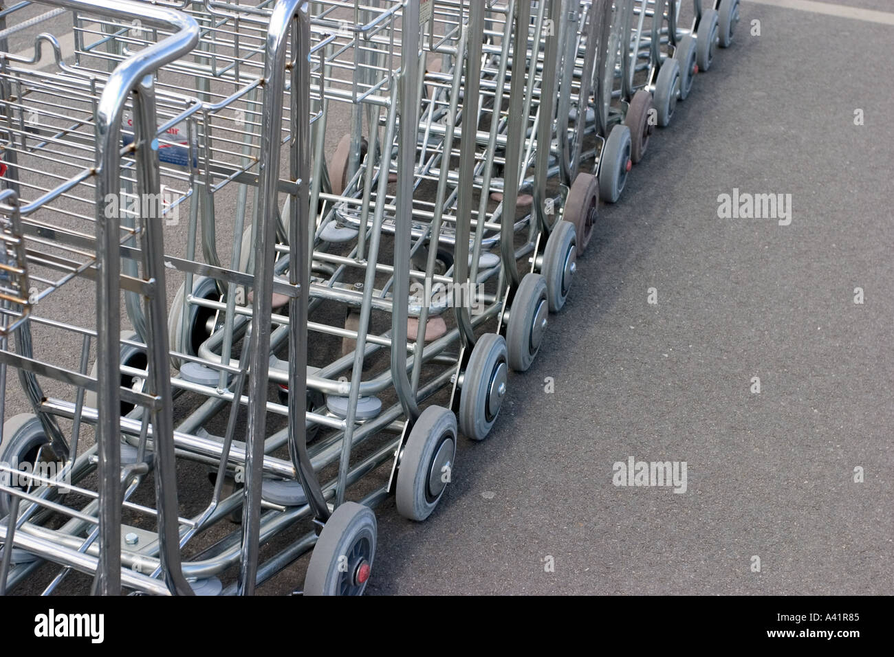 Line-up des Caddys im Freien französischen Flughafen in nantes Stockfoto