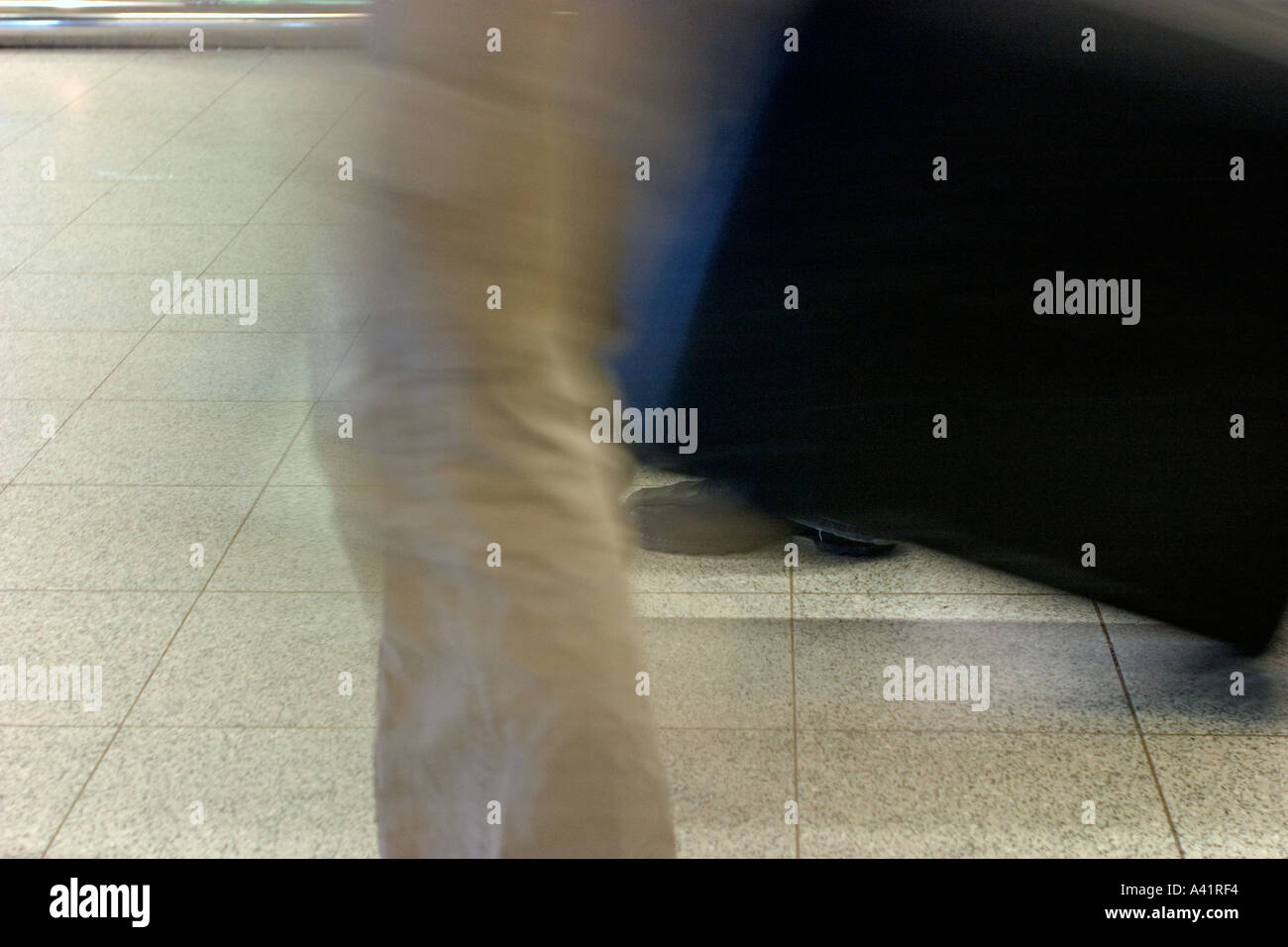 Beine des Menschen in einem französischen Flughafen in nantes Stockfoto