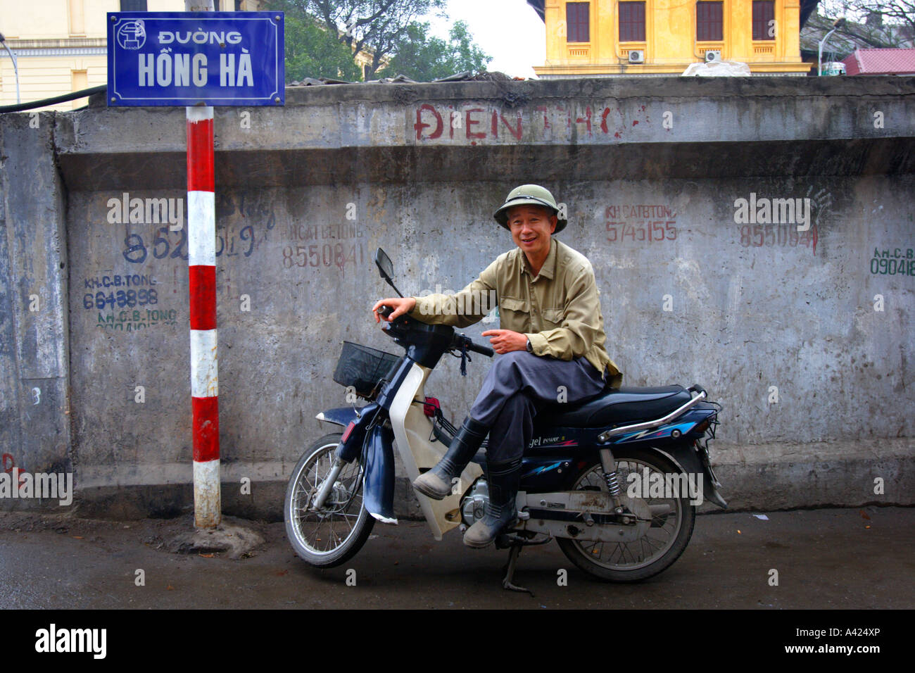 Moped Fahrer, Hanoi, Vietnam Stockfoto