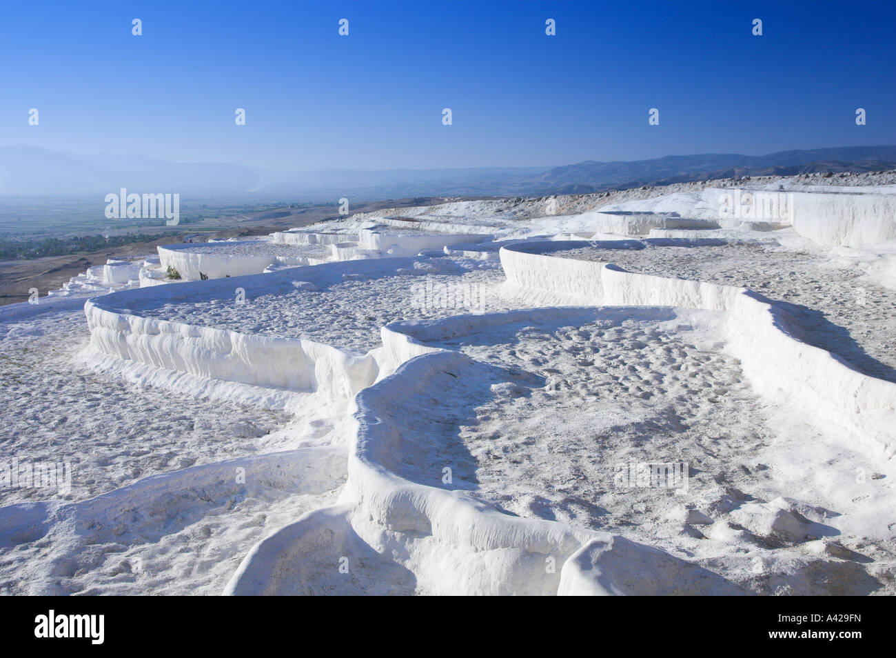 Trockenen Travertin-Pools in den Hang bei Pamukkale-Türkei Stockfoto