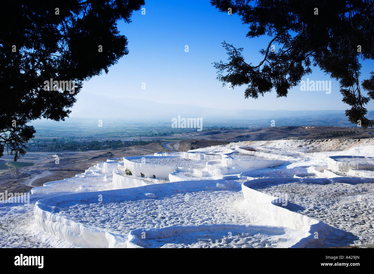 Trockenen Travertin-Pools in den Hang bei Pamukkale-Türkei Stockfoto