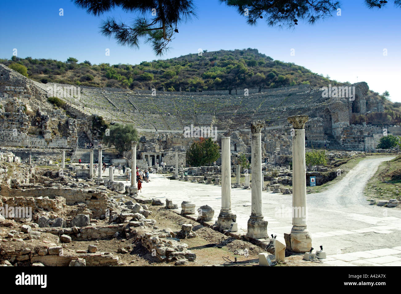 Das Grand Theater und Hafengasse in den Ruinen von Ephesus-Türkei Stockfoto