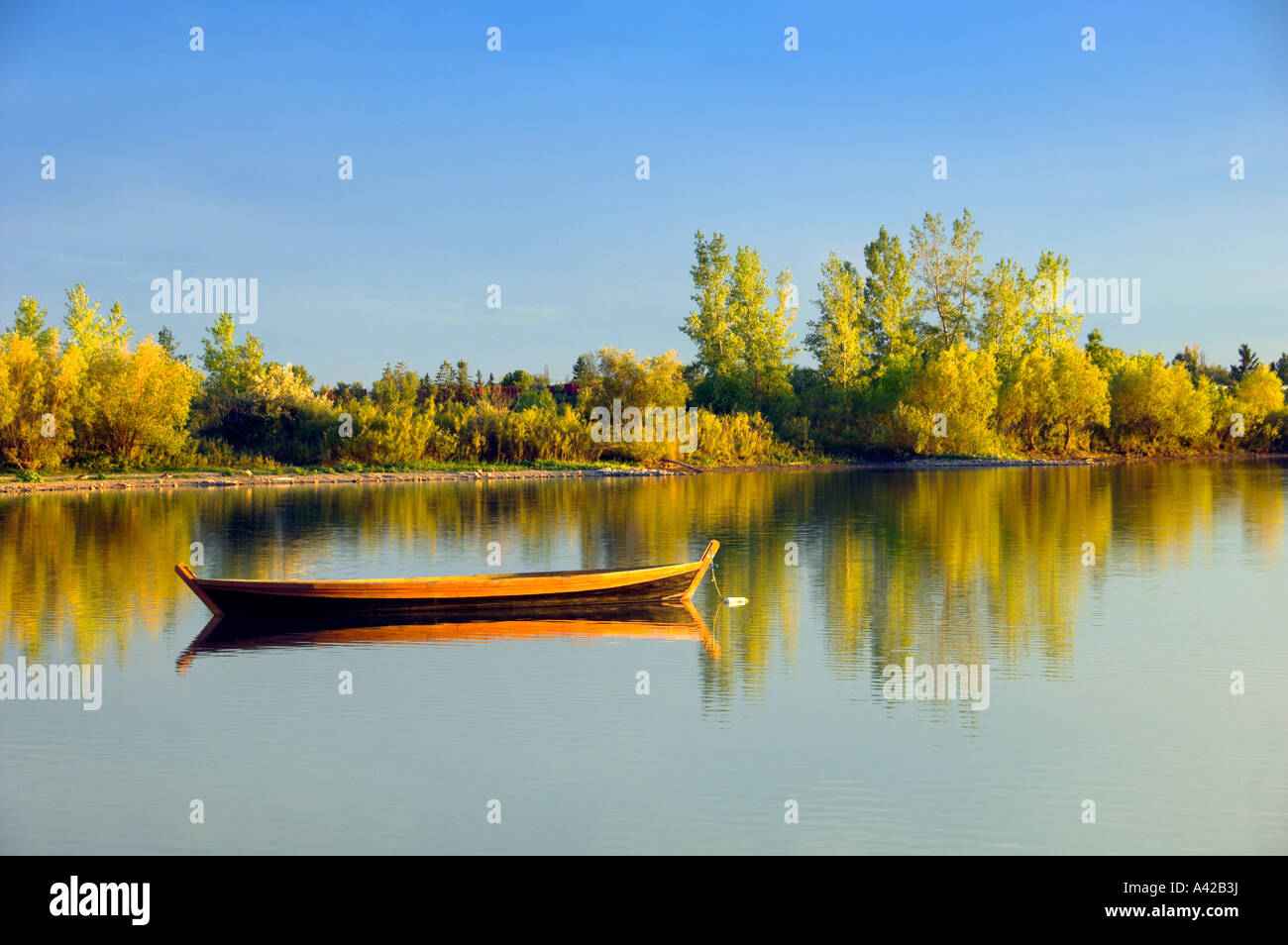 Einem alten Holzboot verankert auf einem kleinen ruhigen See an der Fort Whyte Nature Center in Winnipeg, Manitoba Kanada Stockfoto