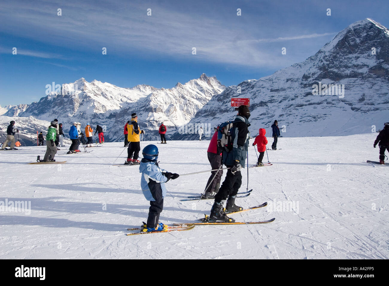 Schweiz Berner Alpen Mount Maennlichen Skifahren und Snowboarden Piste Beautifil Panoramablick auf Berner Alpen Berg Eiger Mo Stockfoto