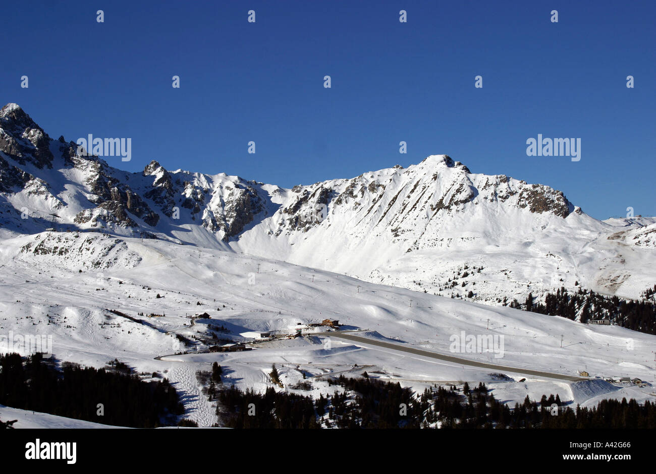 GV von Courchevel 1850 Skipisten und Altiport Frankreich Stockfoto