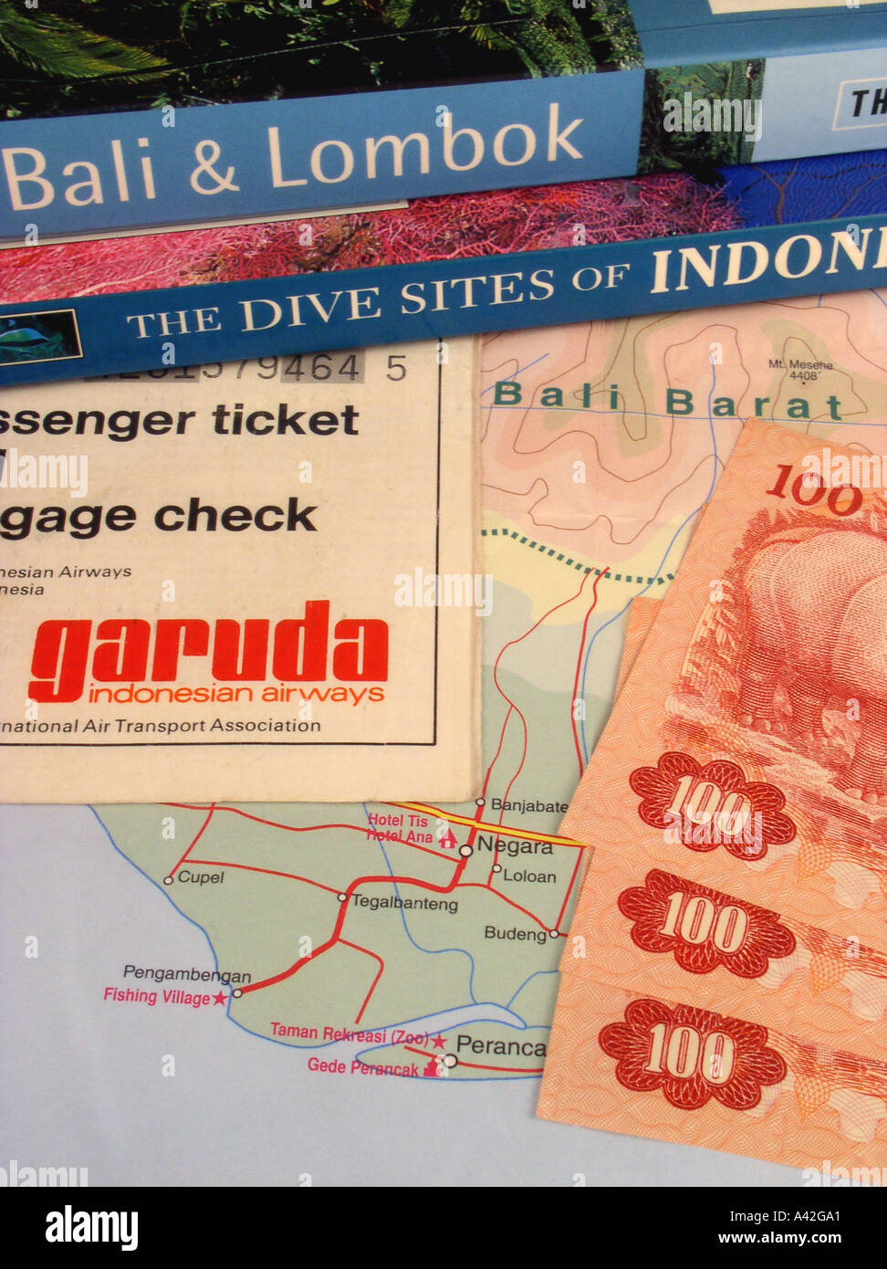 Bali Reiseführer Indonesien Tauchguide Garuda Air Ticket indonesische Rupiah Währung Karte von Bali Stockfoto