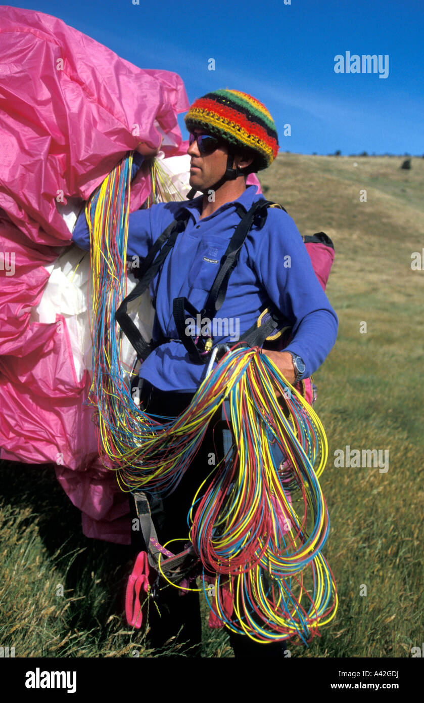 Parapenter sammeln von seinem Baldachin Neuseeland Stockfoto