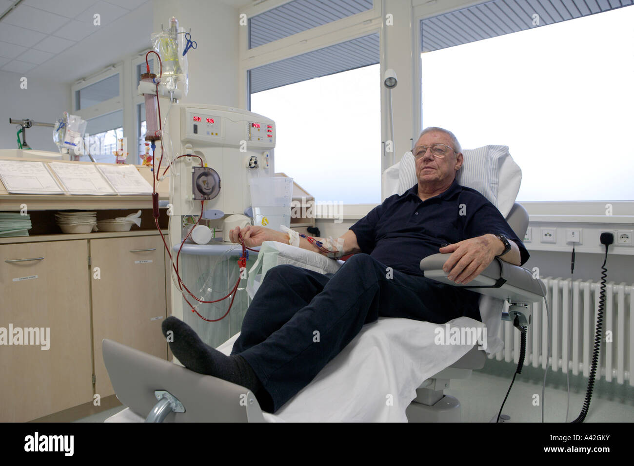 Patient während seiner Dialyse Dialysezentrum im Dominikus Krankenhaus Stockfoto