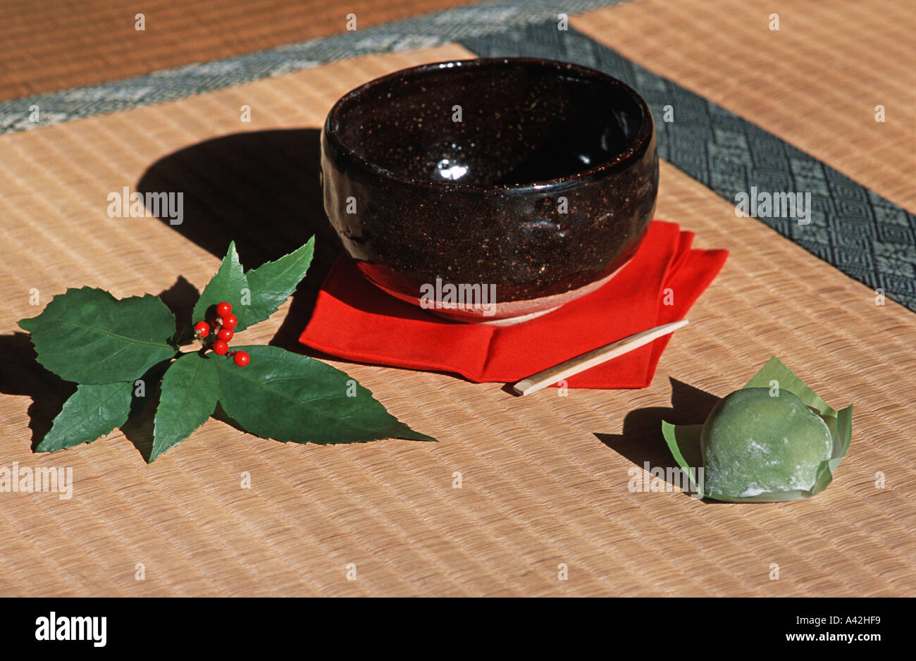 Chawan Schüssel und Ohagi Reis Knödel mit süßer Bohnenpaste legte auf eine feinmaschige Tatami-Matte beschichtet traditionelle Nara Japan Stockfoto