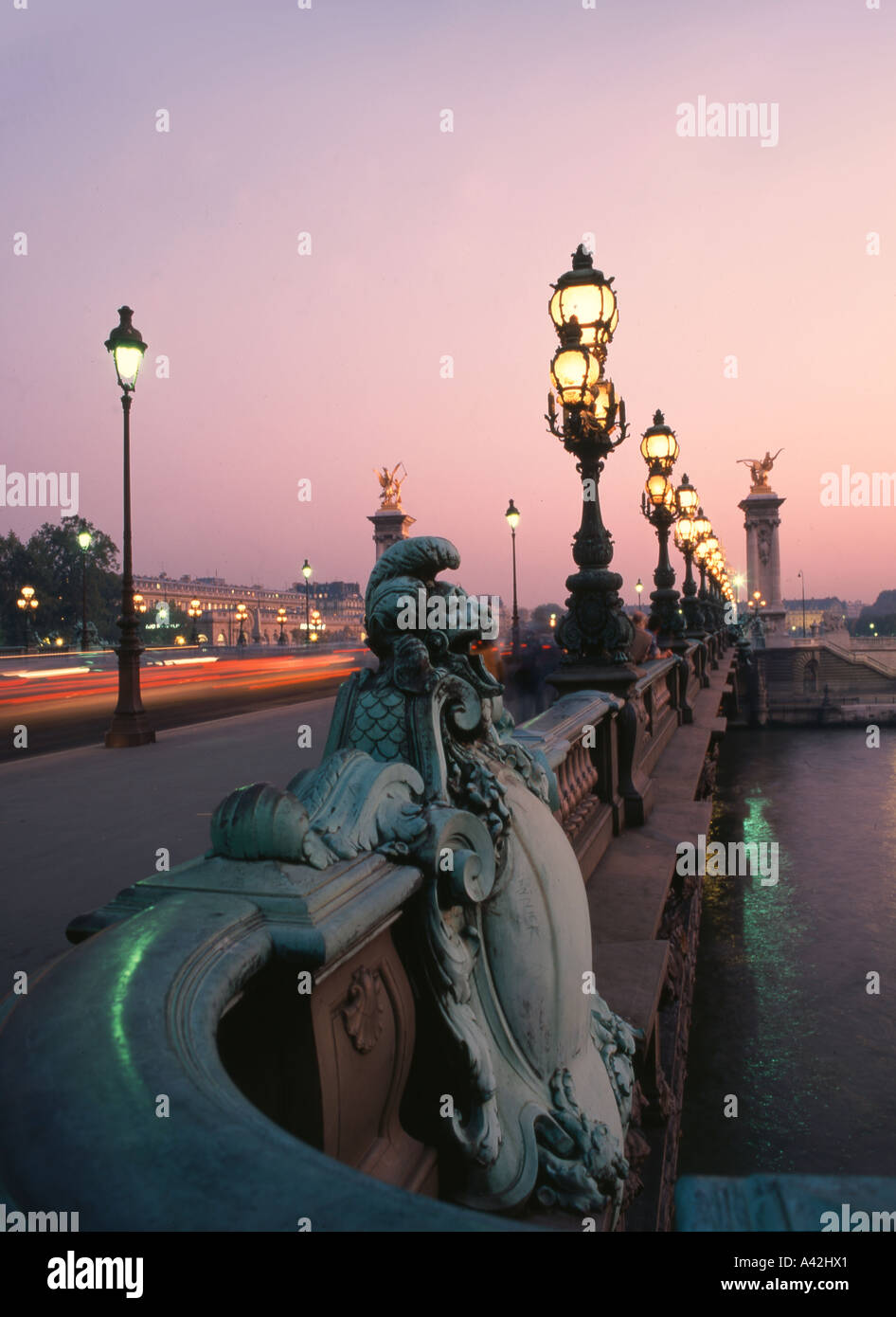 Frankreich Paris Pont Alexandre III Laterne Skulpturen in der Abenddämmerung Stockfoto