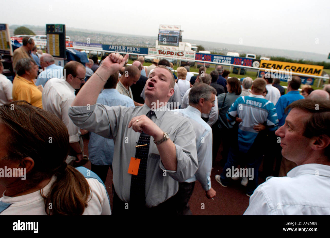 Streckenseitigen Buchmacher rufen die Chancen an, die Massen an Brighton Rennen Stockfoto