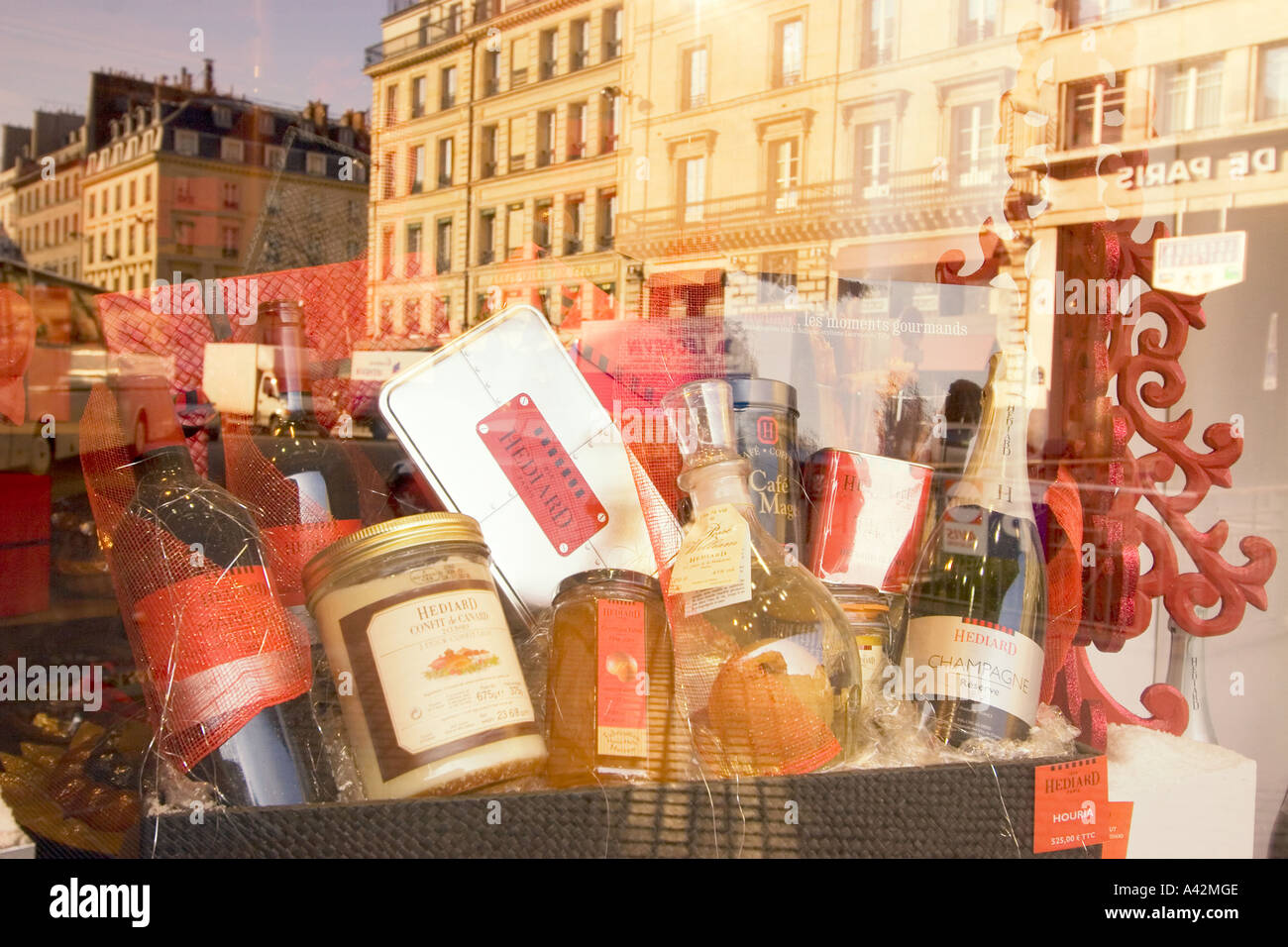 Place De La Madeleine in Paris Frankreich Hediard Gourmet-Shop Fenster Feinkost Stockfoto