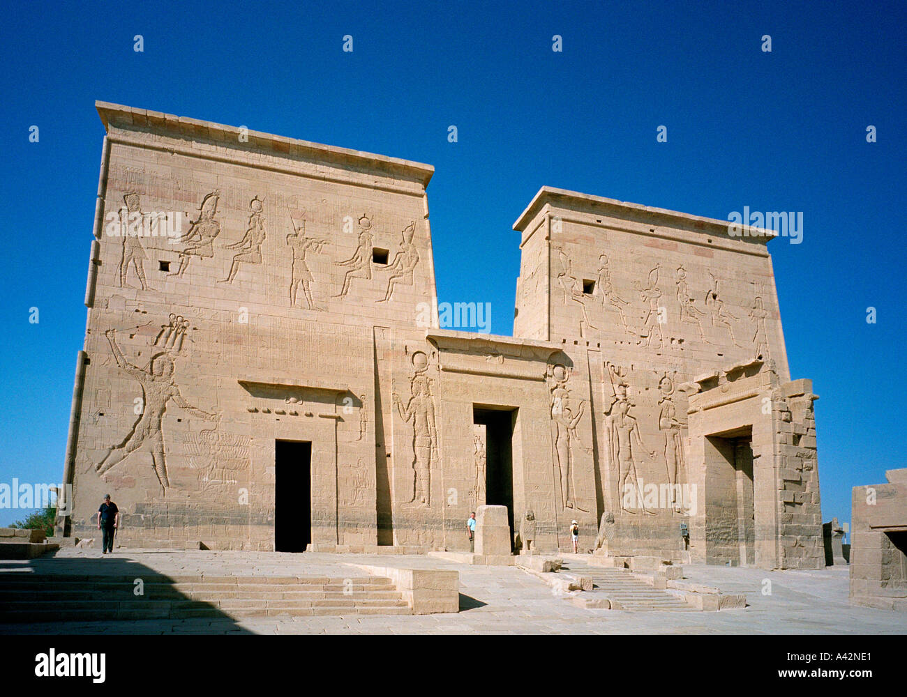 Das äußere Gericht der Tempel der Isis in Philae zeigt Reliefs von Ptolemäus Xll schlug seine Feinde Stockfoto
