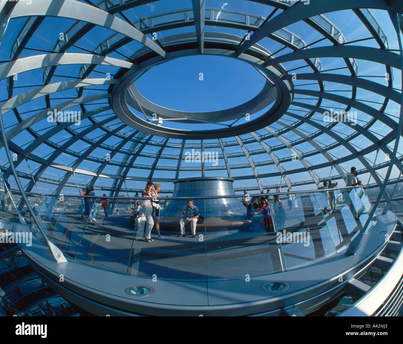 Berliner Reichstag Kuppel von Norman Forster Interieur fisheye Menschen Stockfoto