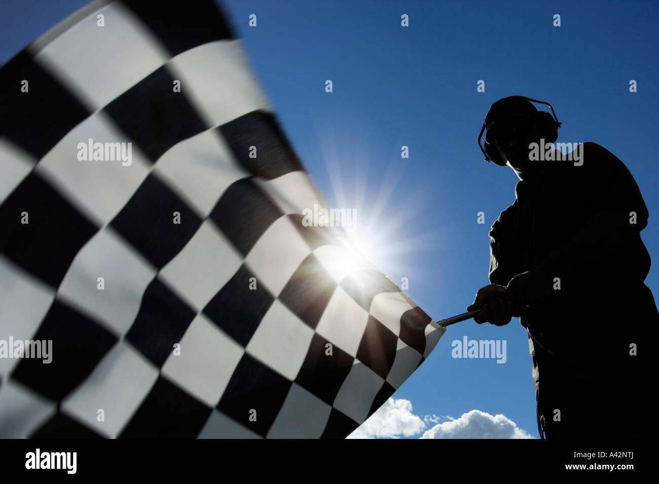 Mann wehende Zielflagge Modell veröffentlicht niedrigen Winkel Stockfoto
