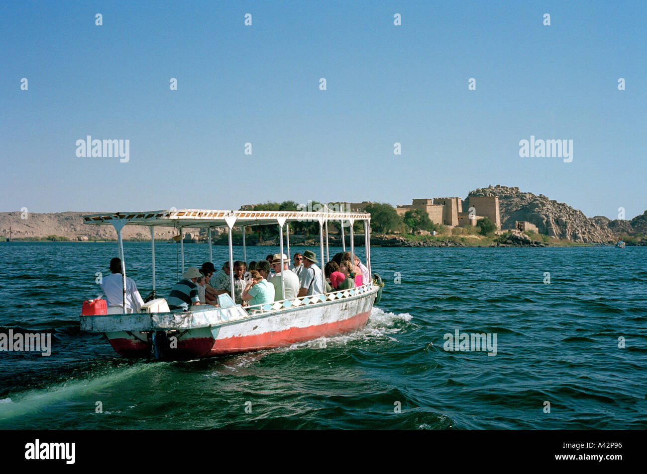 Eine Schiffsladung von Touristen auf dem Nassersee nähert sich die Insel beherbergt nun den Tempel der Isis von Philae Stockfoto