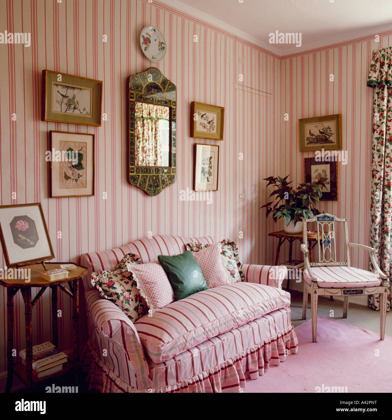 Rosa Gestreifte Tapete