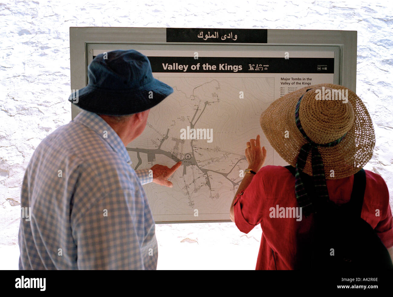 Prüfung eine Karte zeigt den Standort der bekannten Gräber im Tal der Könige am Westufer des Nils in Luxor Stockfoto