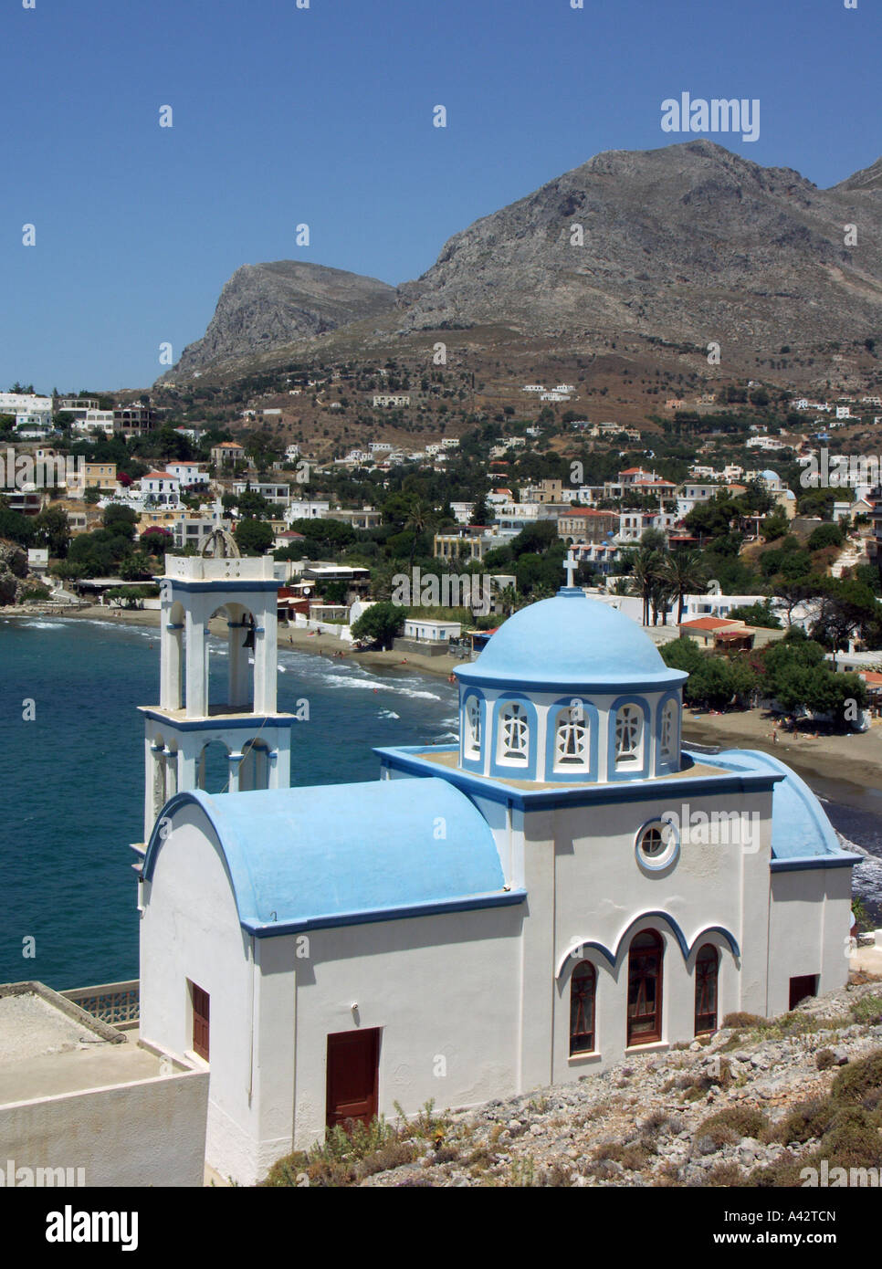 Kirche mit Blick auf die Bucht von Kantouni, Kalymnos Griechenland. Stockfoto