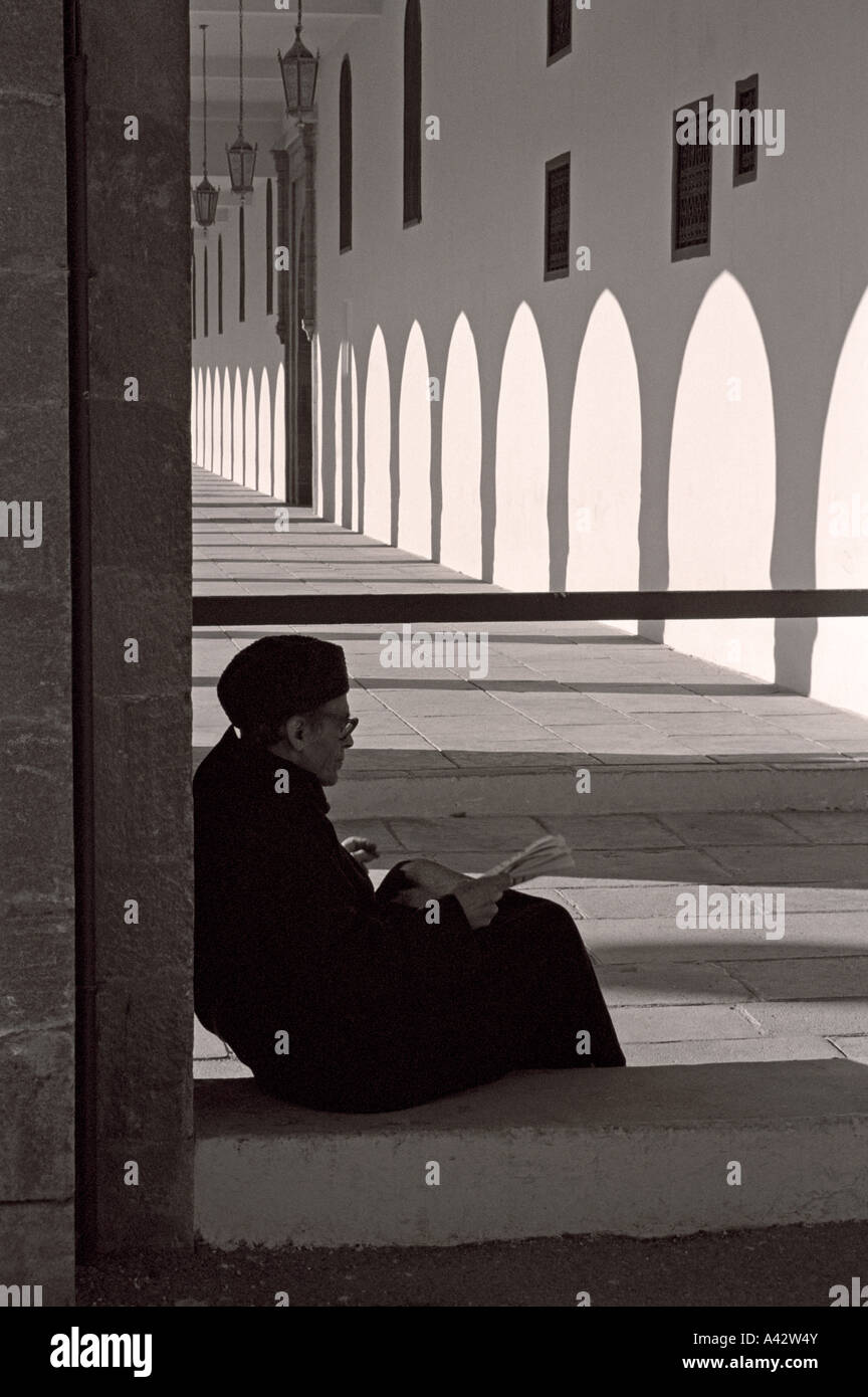 Mann mit Brille lesen einer Zeitung unter dem Torbogen des königlichen Palastes in Rabat Marokko Stockfoto
