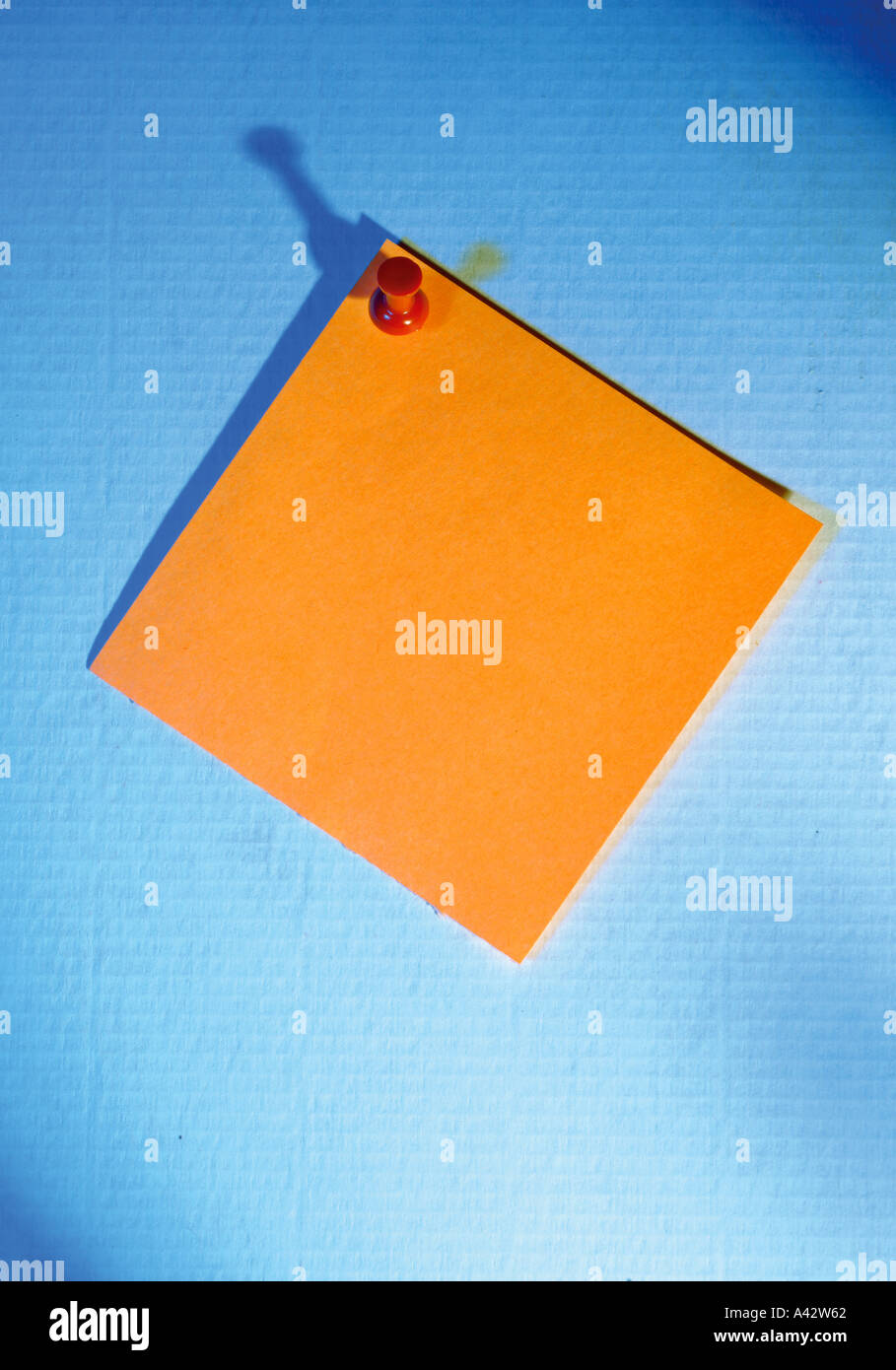 PIN und orange Hinweis Orangener Notizzettel Mit Pin Stockfoto