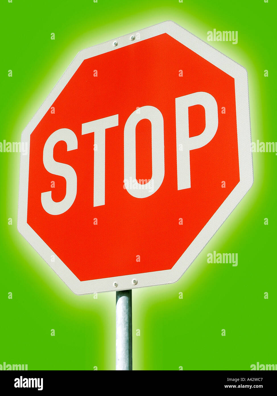 Stop-Schild mit Aura auf ergänzende grüne Stopschild Mit Aura Auf Komplementärem Grün Stockfoto