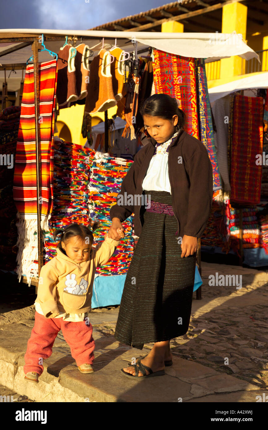 Frau & Kind auf dem Markt von San Cristobal de Las Casas, Chiapas, Mexiko Stockfoto