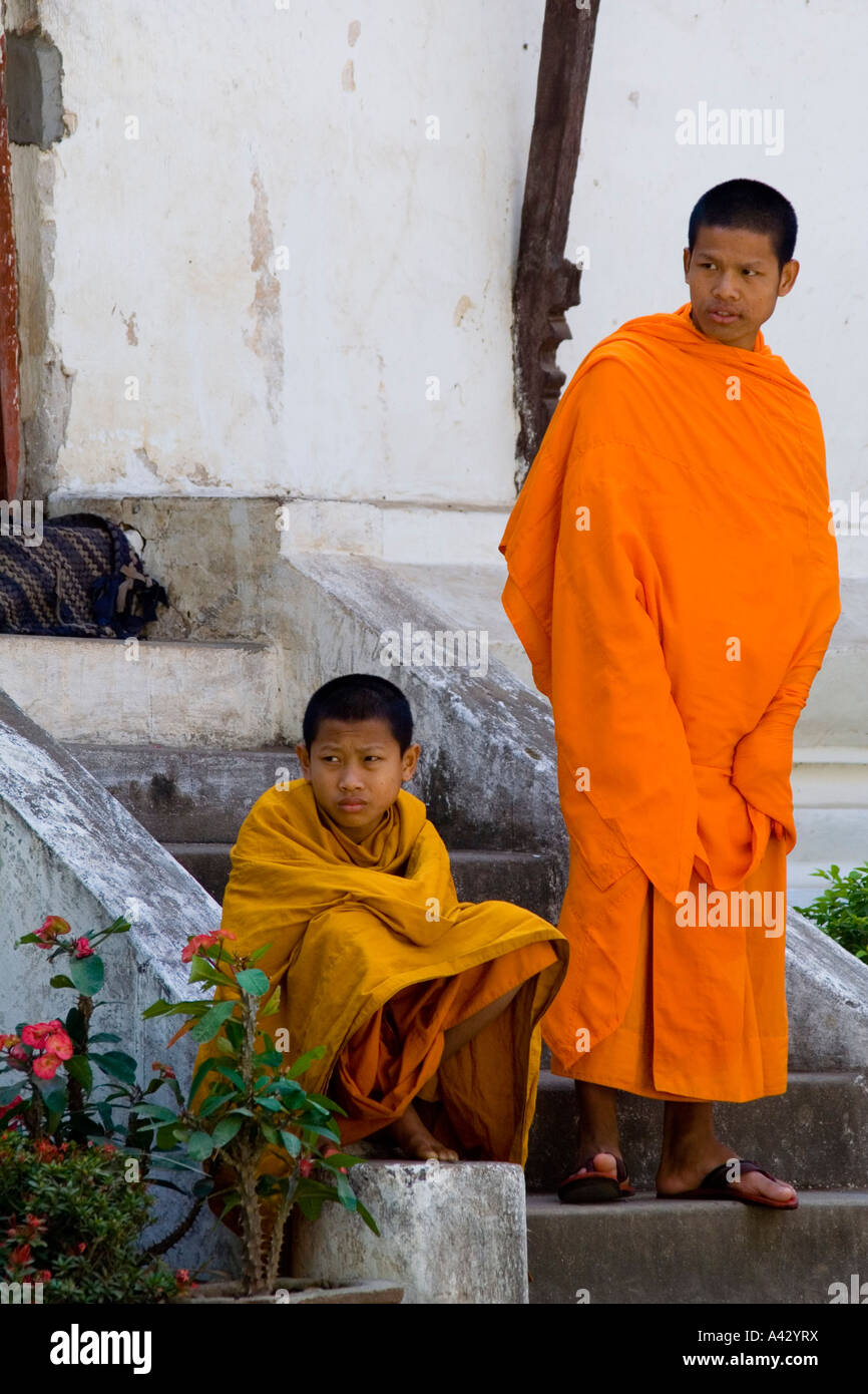 Mönch und Anfänger außerhalb Wat Khili Luang Prabang Laos Stockfoto