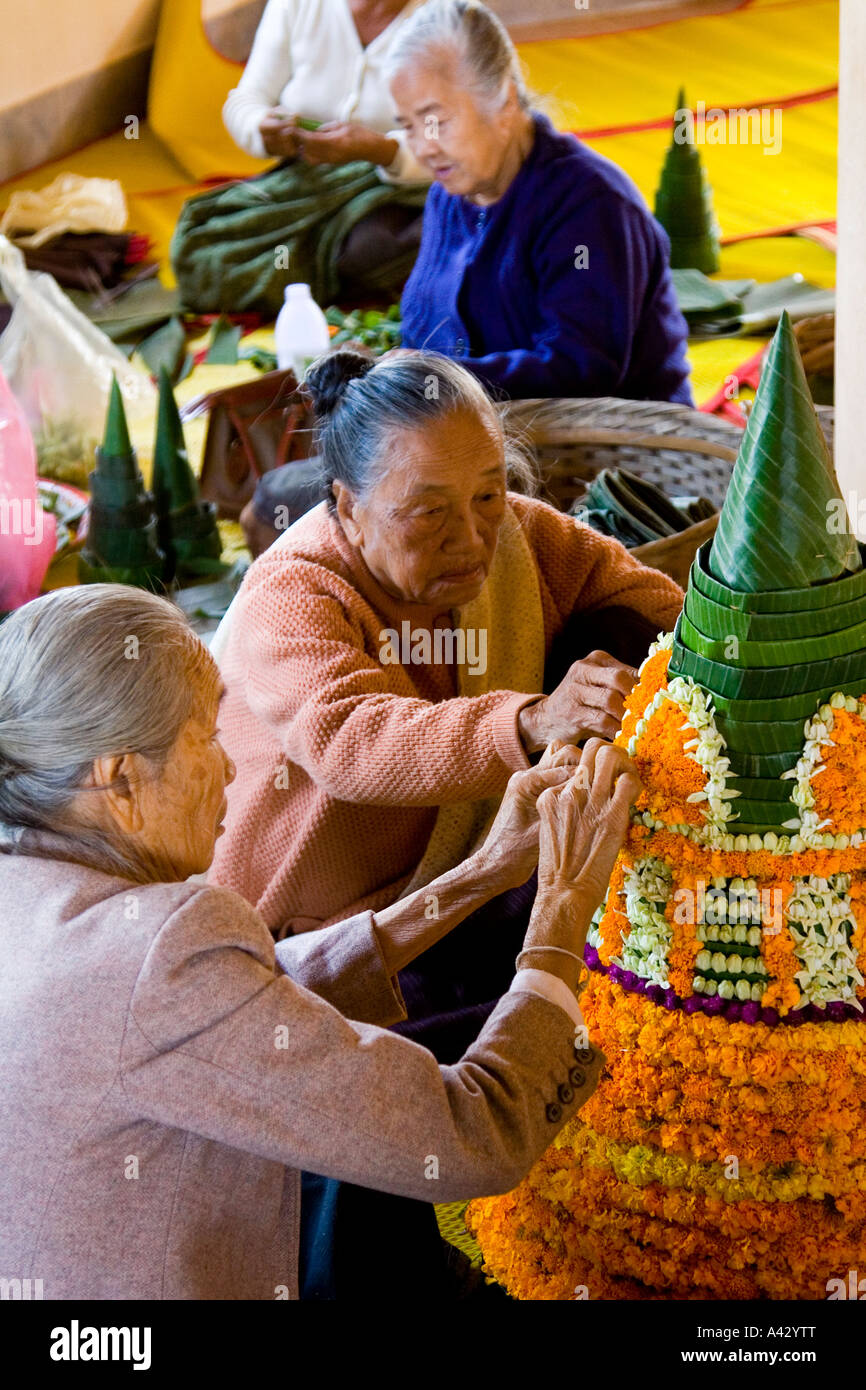Alte buddhistische Frauen schmücken für ein Festival Wat Pa Phon Phao Luang Prabang Laos Stockfoto